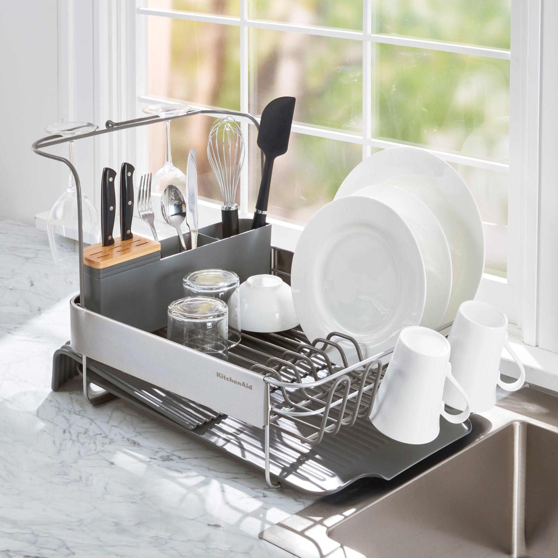 Rozšíriteľný odkapávač na riad KitchenAid, sivý, KEG896BXCGA