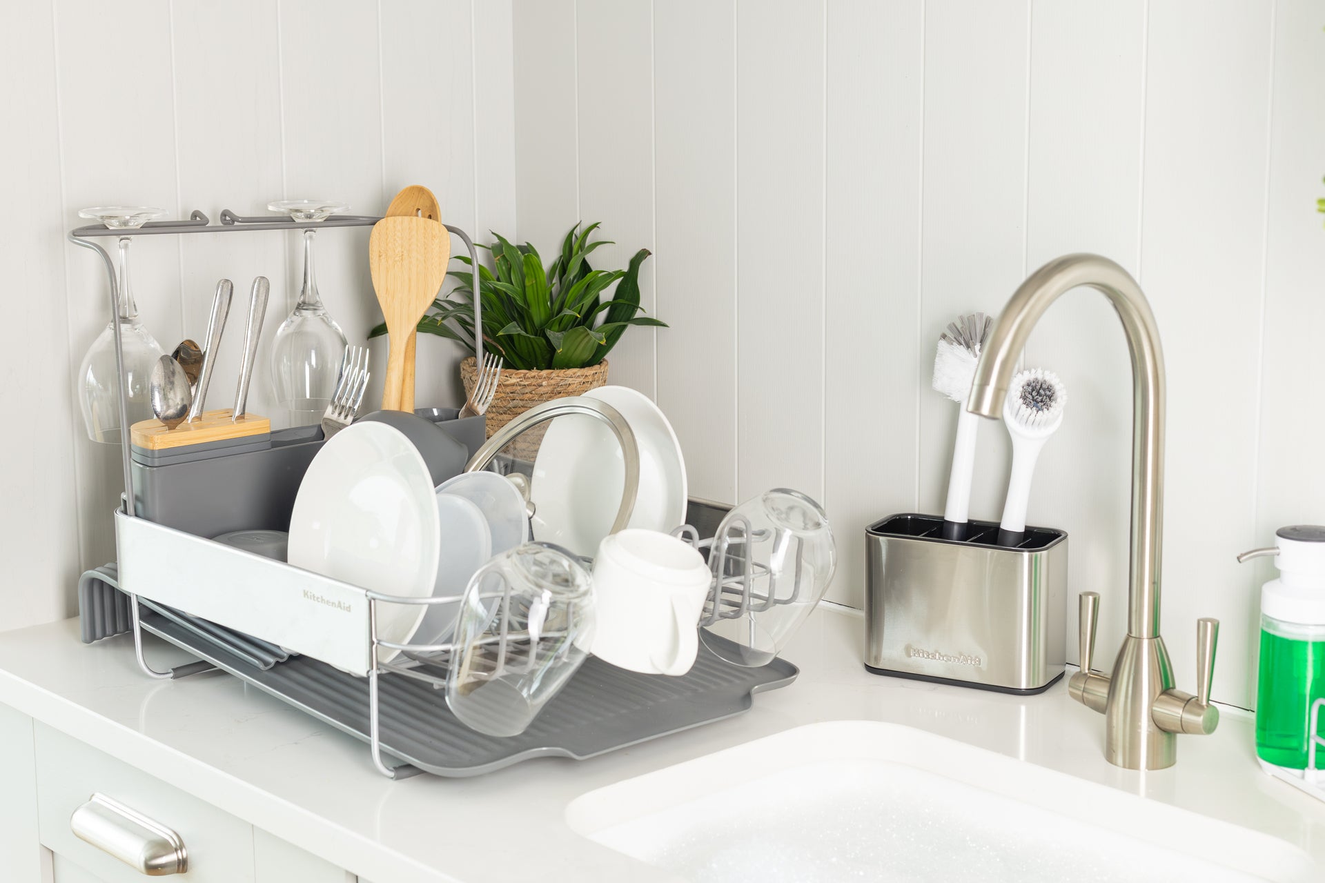 Rozšíriteľný odkapávač na riad KitchenAid, sivý, KEG896BXCGA
