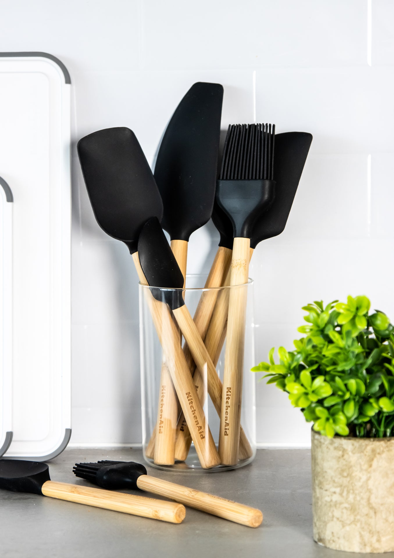 KitchenAid stierka s drevenou rukoväťou, čierna onyxová, KQG631OHOBE