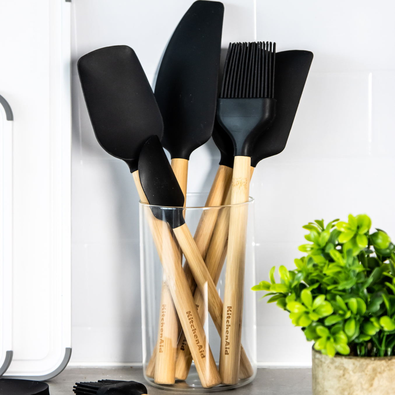 KitchenAid stěrka s dřevěnou rukojetí, onyx black, KQG630OHOBE