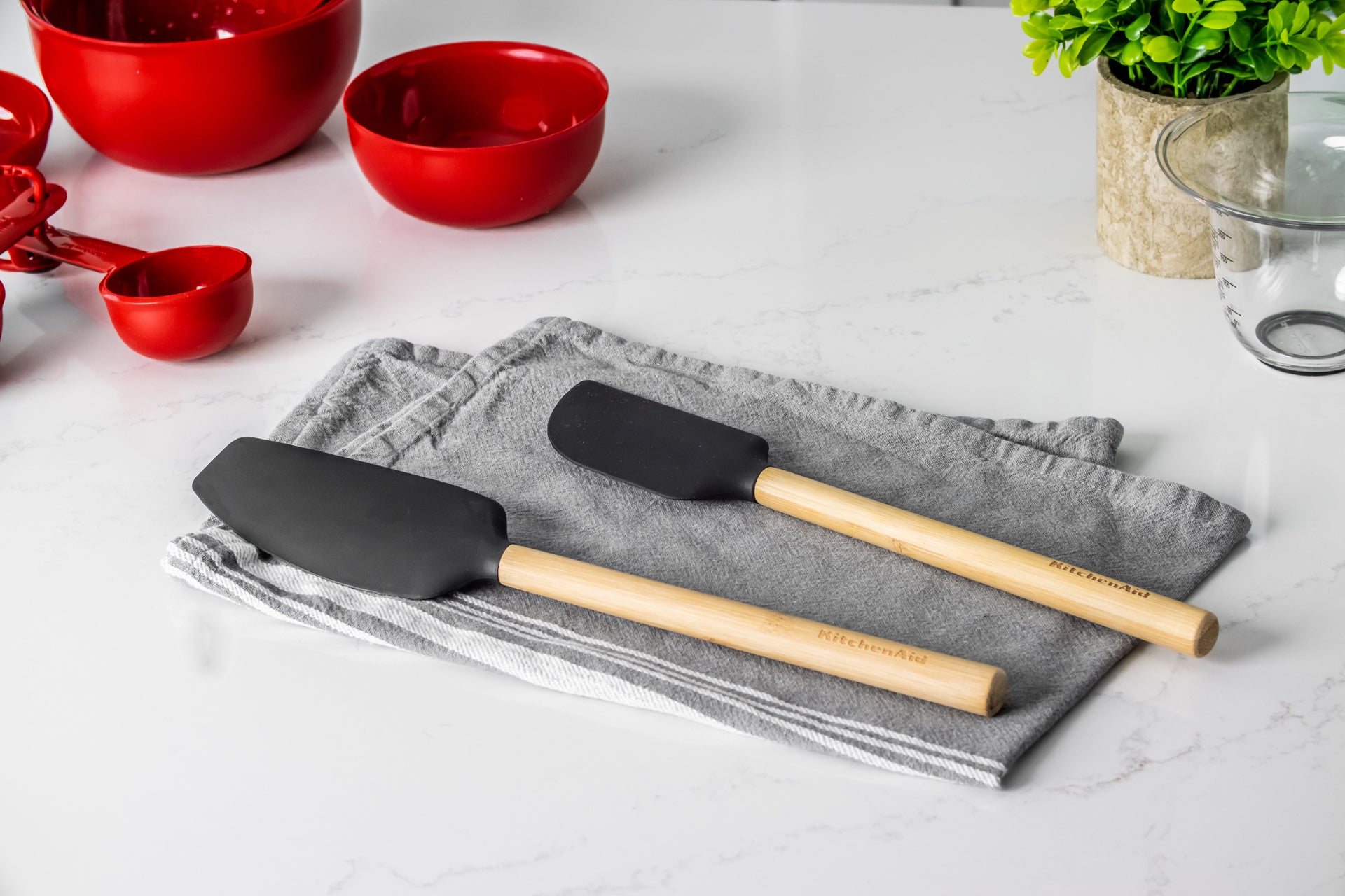 KitchenAid stěrka s dřevěnou rukojetí, onyx black, KQG637OHOBE