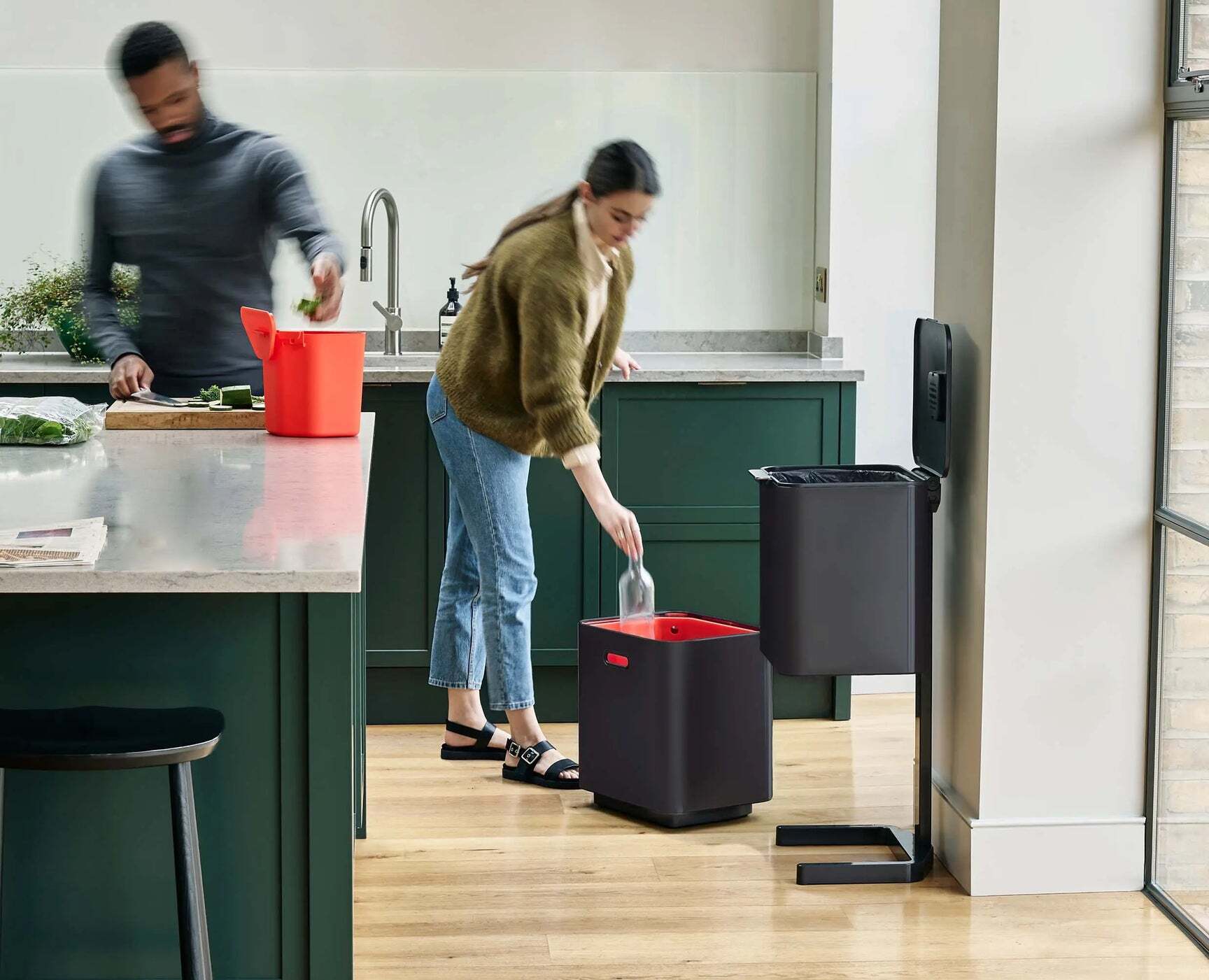 Kuchynský odpadkový kôš Joseph Joseph Totem Max 60 l, čierny, 30106