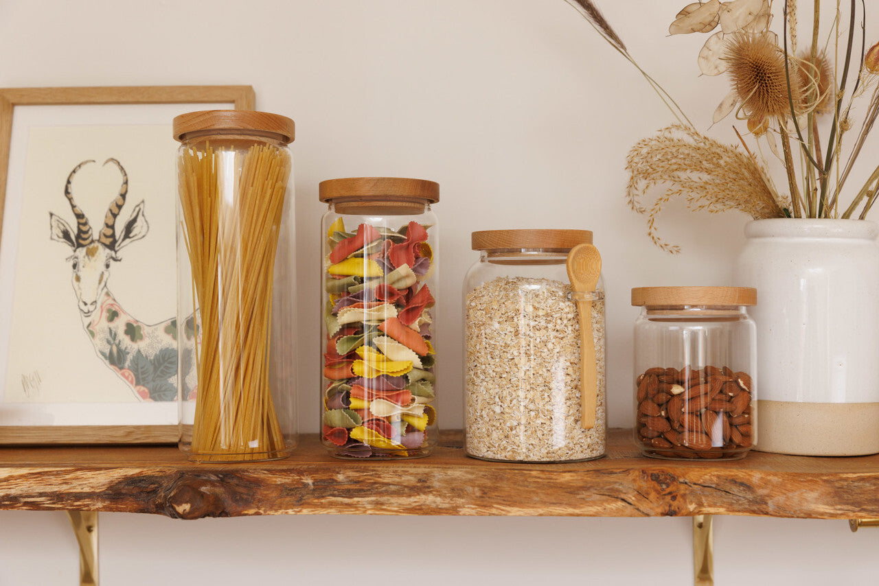 KitchenCraft Idilica sklenená nádoba s lyžicou 1,2 l, IDGLSSTORSPN