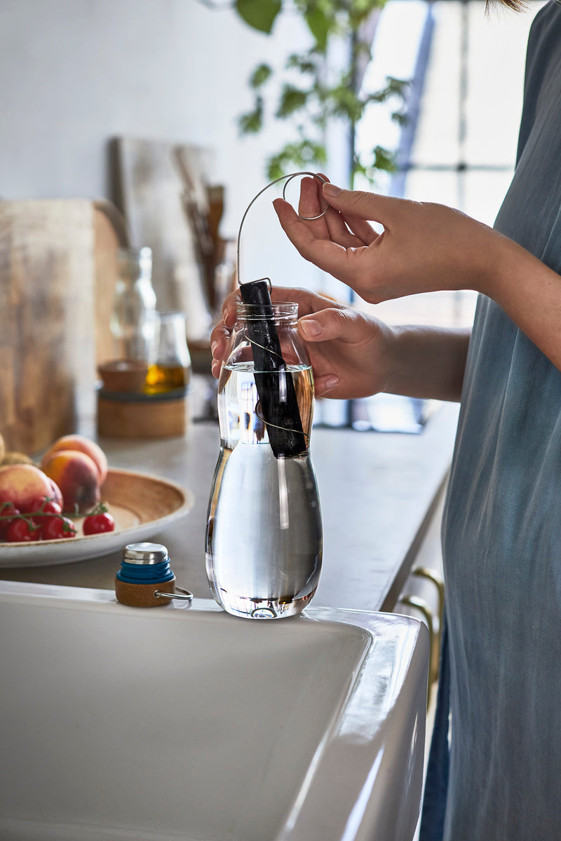 Sklenená fľaša na vodu Black+Blum s prírodným filtrom 650 ml, oceán, EGO-EGG005