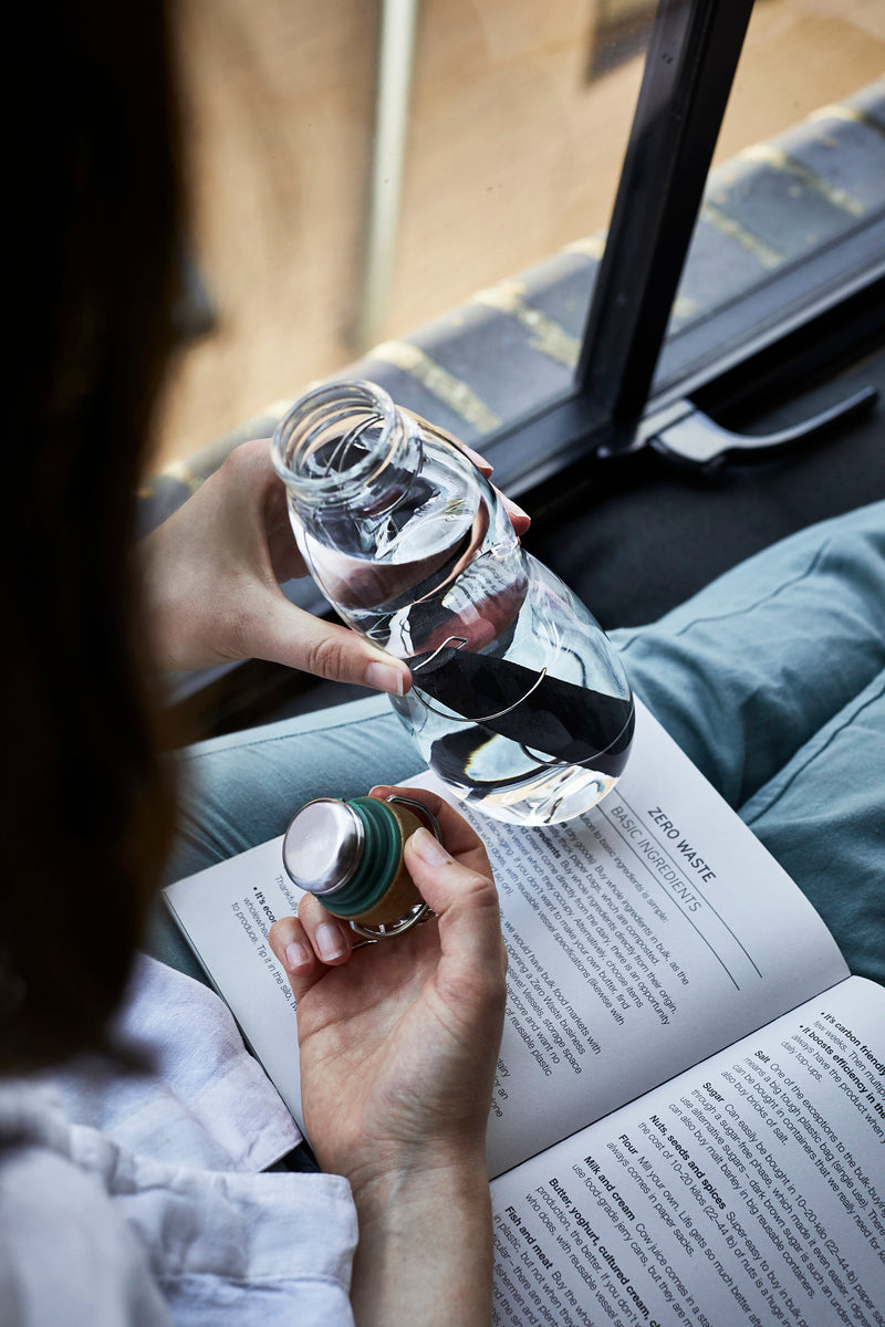 Sklenená fľaša na vodu Black+Blum s prírodným filtrom 650 ml, olivová, EGO-EGG010