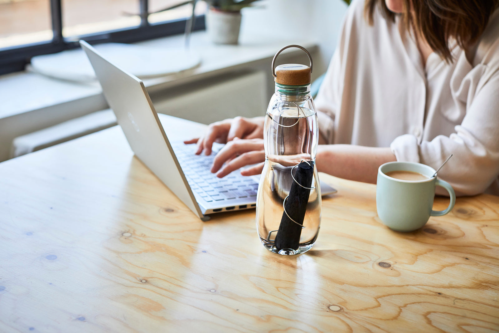 Sklenená fľaša na vodu Black+Blum s prírodným filtrom 650 ml, olivová, EGO-EGG010