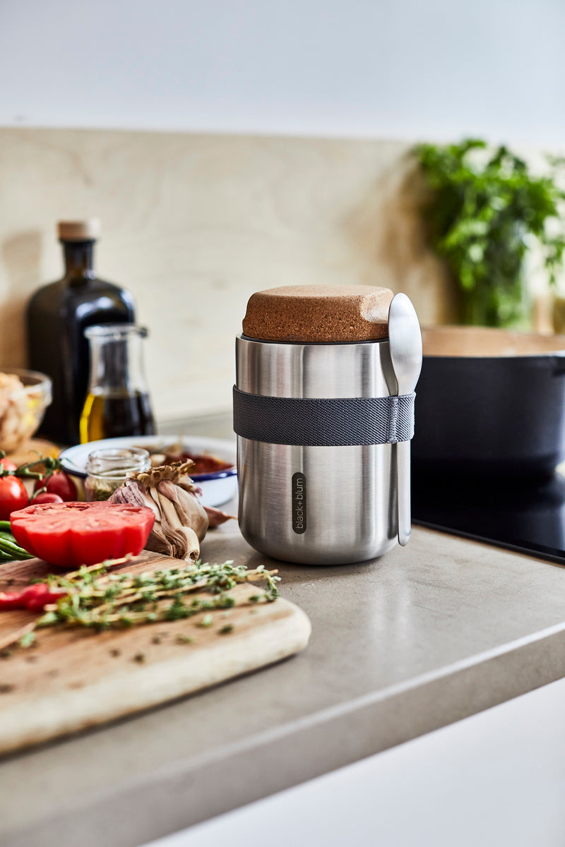 Cestovná nádoba na potraviny Black+Blum s lyžicou 0,55 l, BAM-TPB015