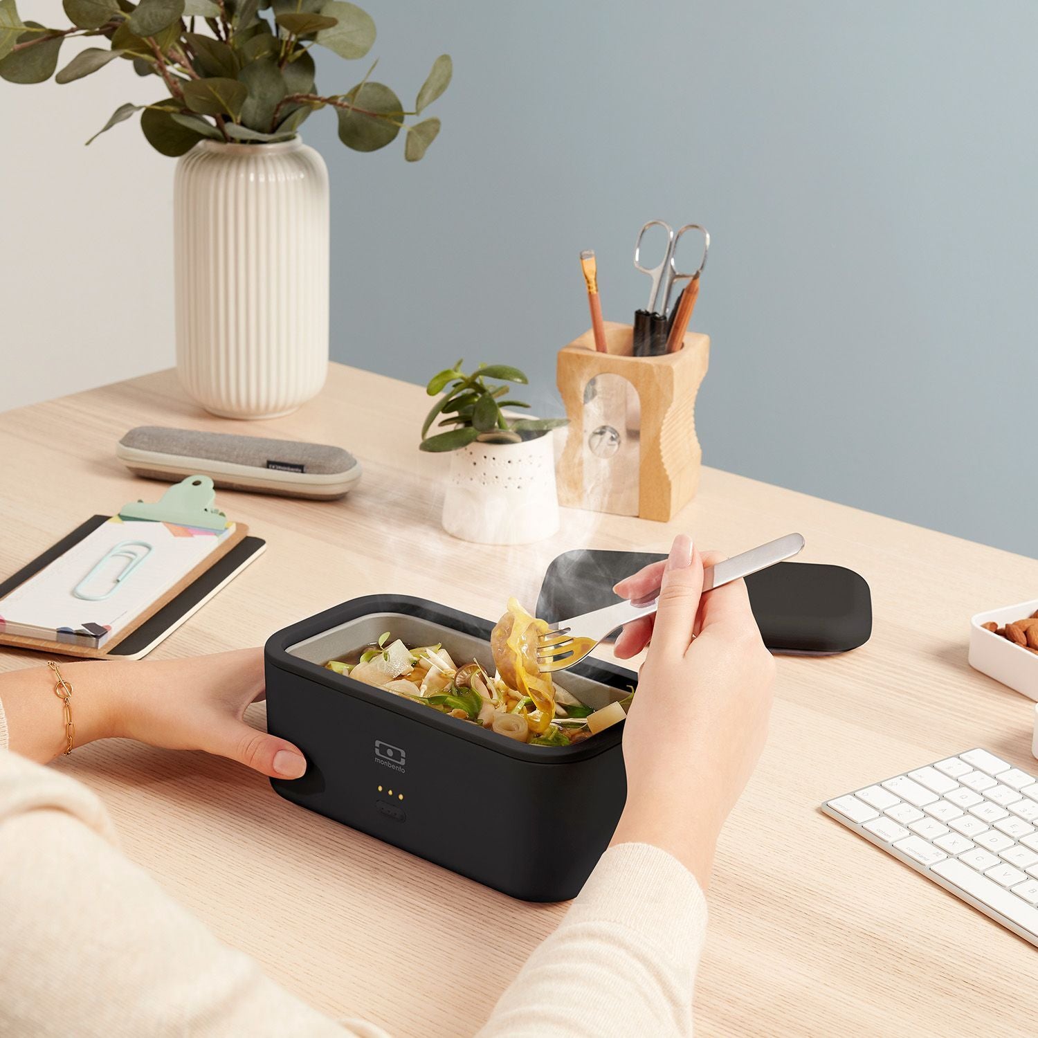 Monbento Ohrievací box na občerstvenie 0,7 l, čierny ónyx, 60310050