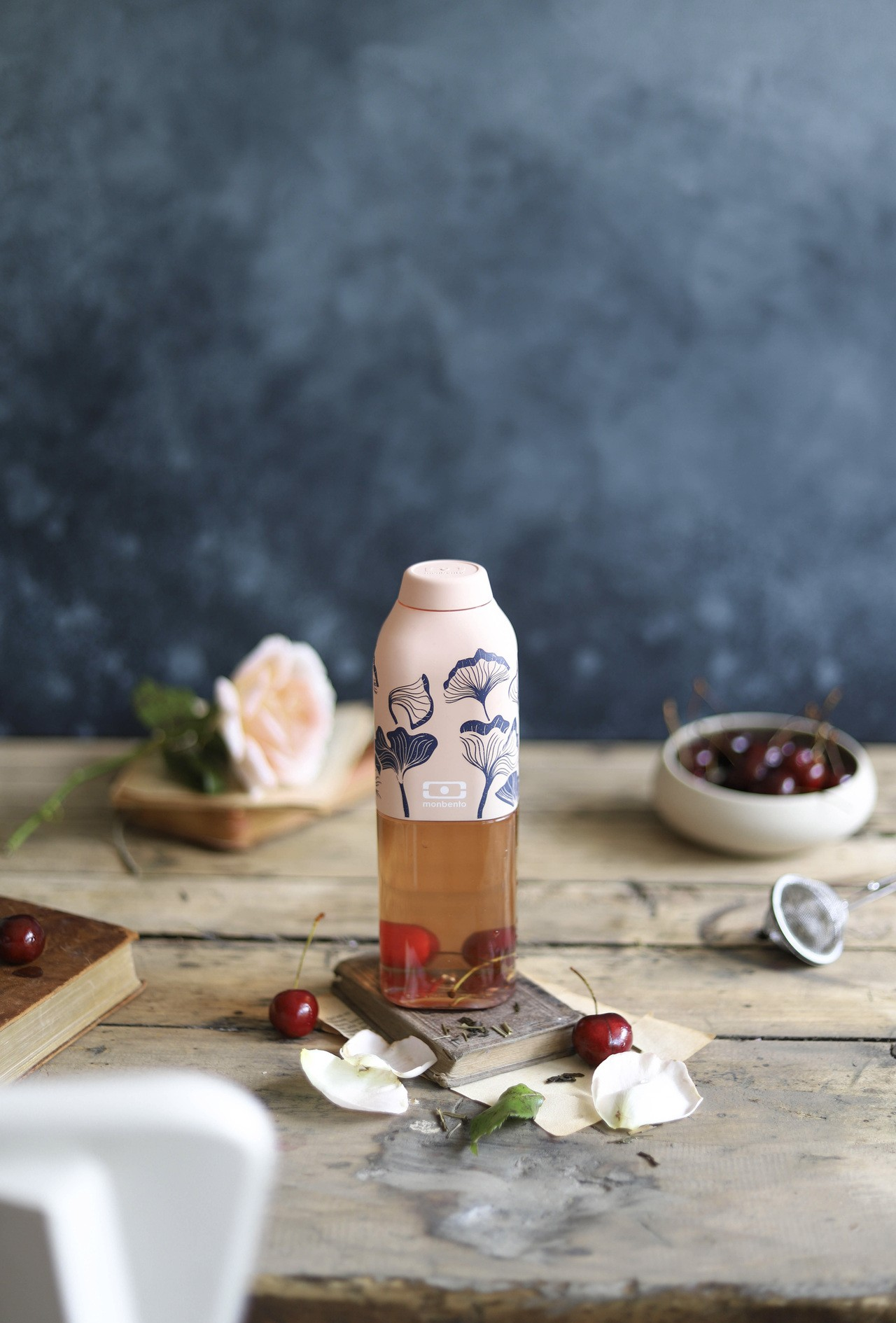 Monbento Positive M fľaša na pitie 500 ml, grafický ginkgo, 15014016