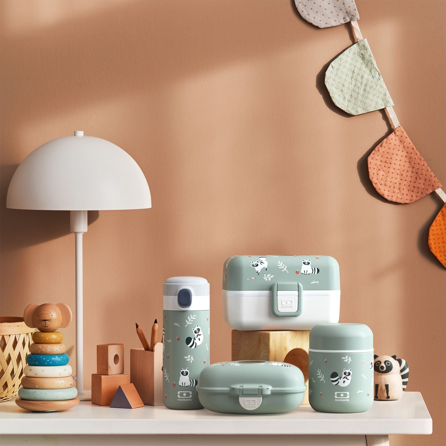 Monbento Gram detský box na desiatu 0,6 l, zelený mýval, 16014073