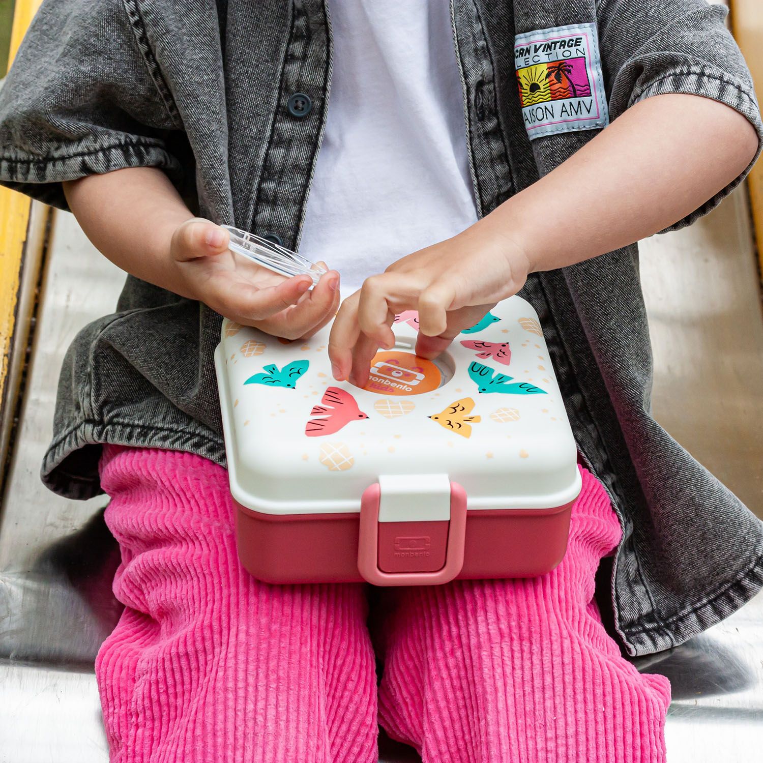 Monbento Snacky detský box na desiatu 0,85 l, ružoví vtáci, 81014121