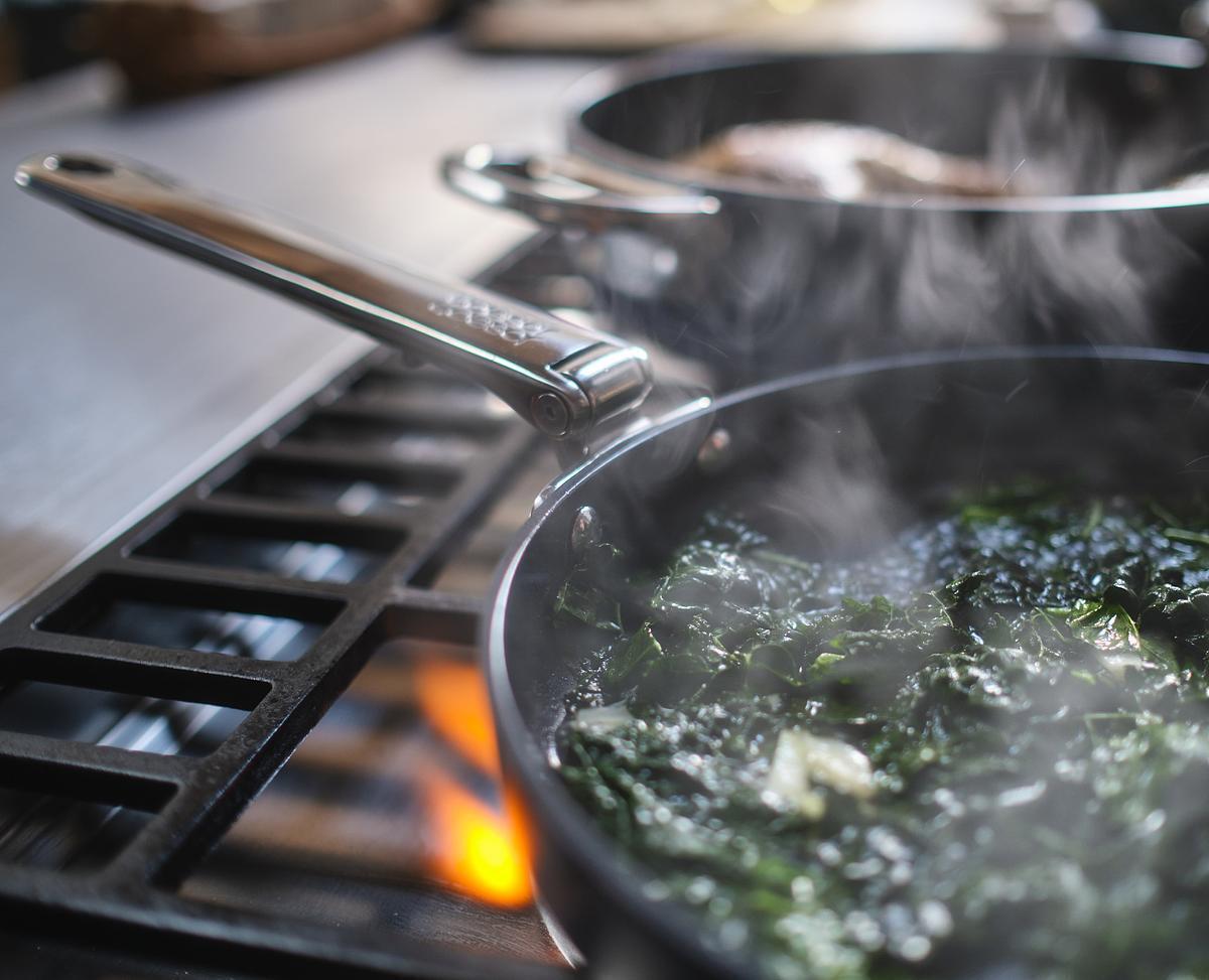 Keramická panvica s nepriľnavým povrchom Joseph Joseph Space 24 cm, modrá, 45041