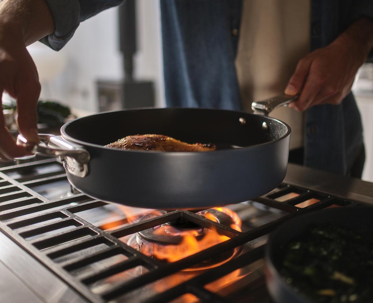 Joseph Joseph Space panvica s nepriľnavým keramickým povrchom 30 cm, modrá, 45043