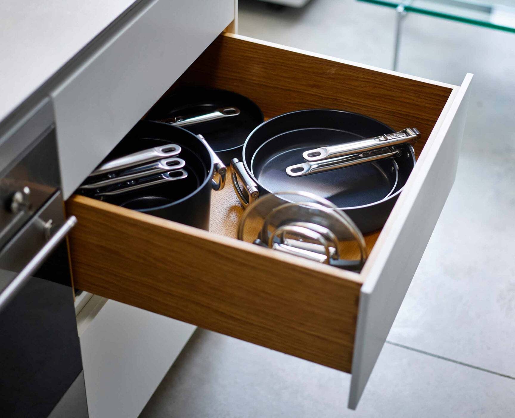 Joseph Joseph Space sauté panvica s nepriľnavým keramickým povrchom a pokrievkou 28 cm, modrá, 45044