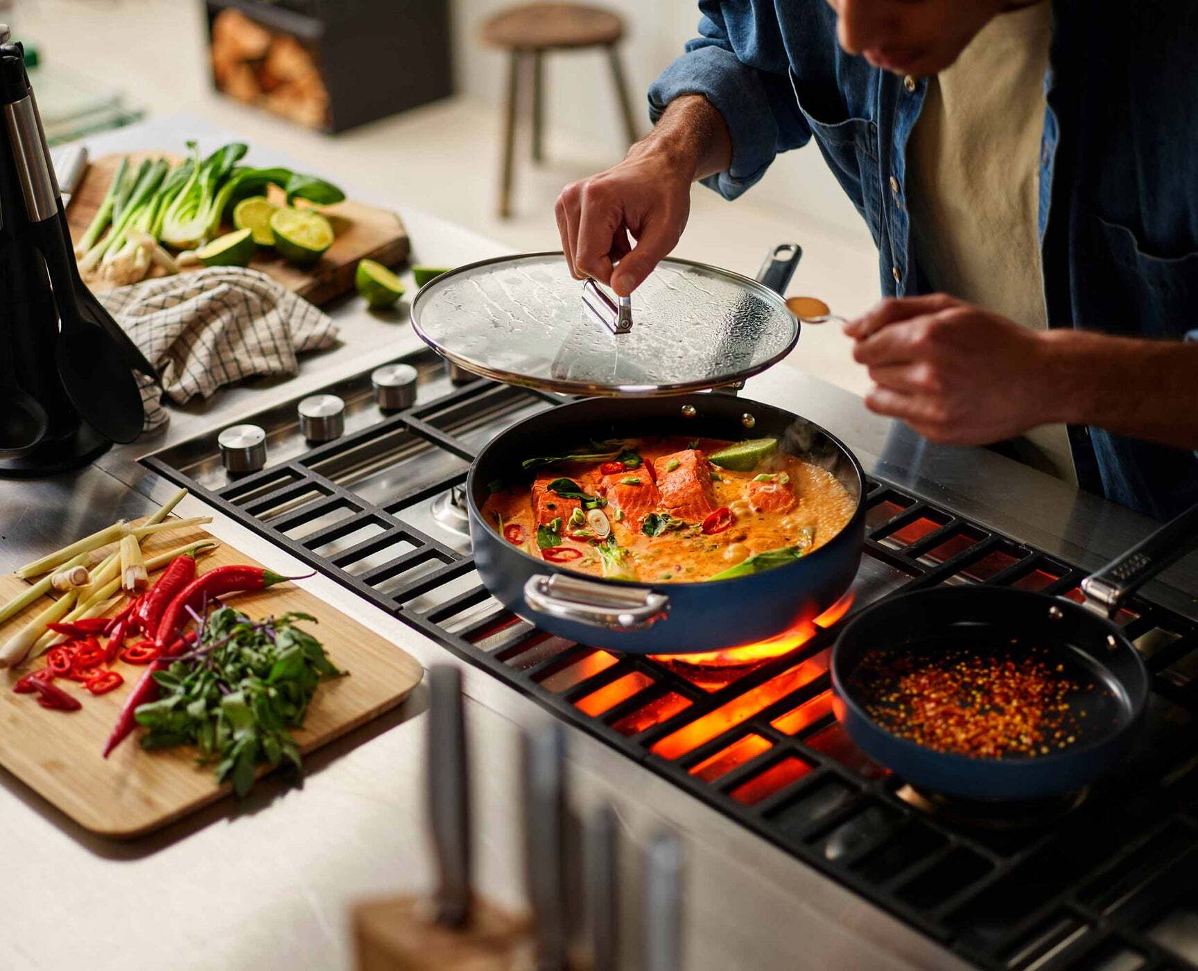 Joseph Joseph Space sauté panvica s nepriľnavým keramickým povrchom a pokrievkou 28 cm, modrá, 45044