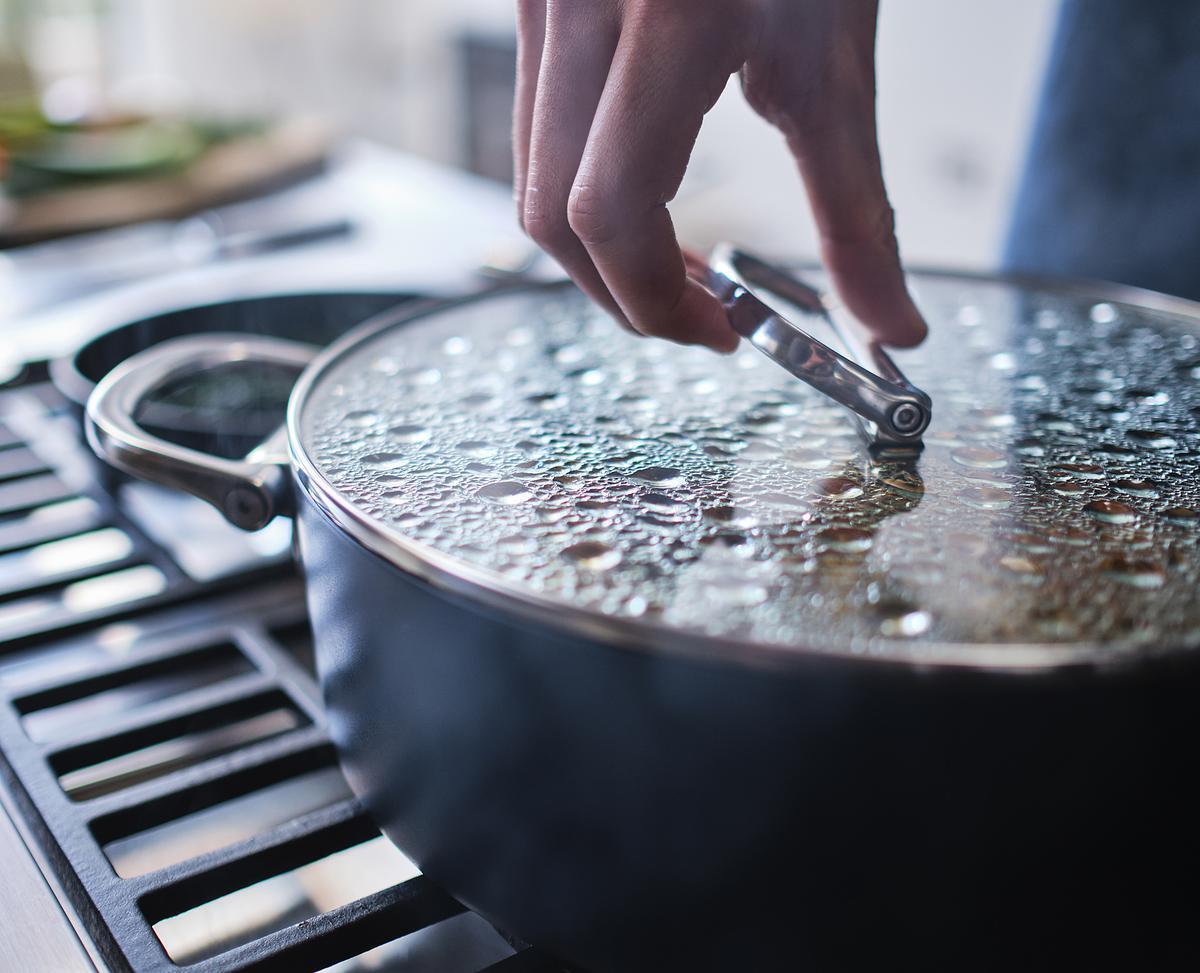 Joseph Joseph Space sauté panvica s nepriľnavým keramickým povrchom a pokrievkou 28 cm, modrá, 45044