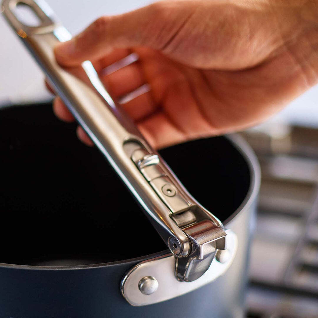 Panvica Joseph Joseph Space s nepriľnavým keramickým povrchom a pokrievkou 23 cm/5,1 l, modrá, 45039