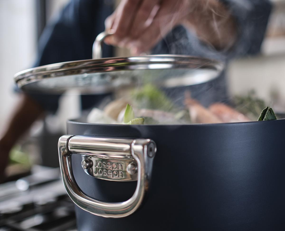 Panvica Joseph Joseph Space s nepriľnavým keramickým povrchom a pokrievkou 23 cm/5,1 l, modrá, 45039