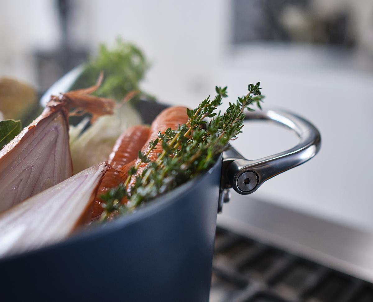 Panvica Joseph Joseph Space s nepriľnavým keramickým povrchom a pokrievkou 23 cm/5,1 l, modrá, 45039