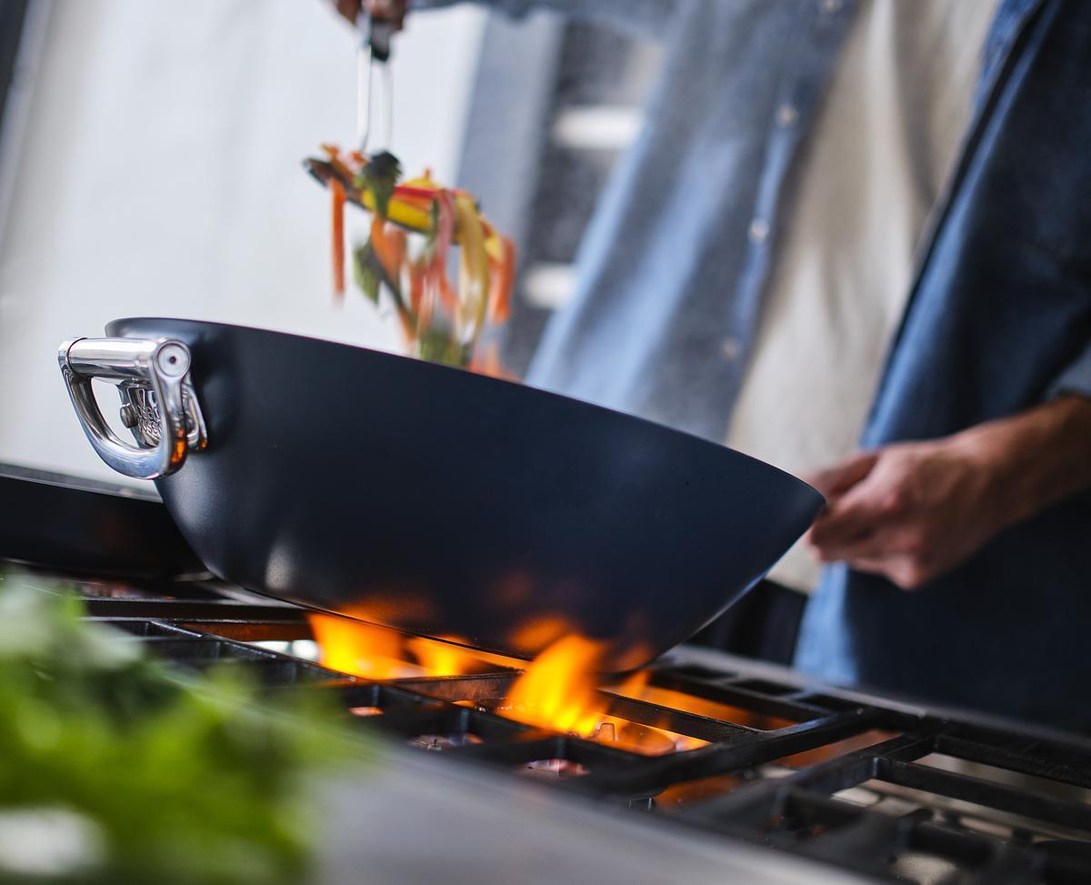 Joseph Joseph Space wok s nepriľnavým keramickým povrchom 32 cm, modrá, 45048