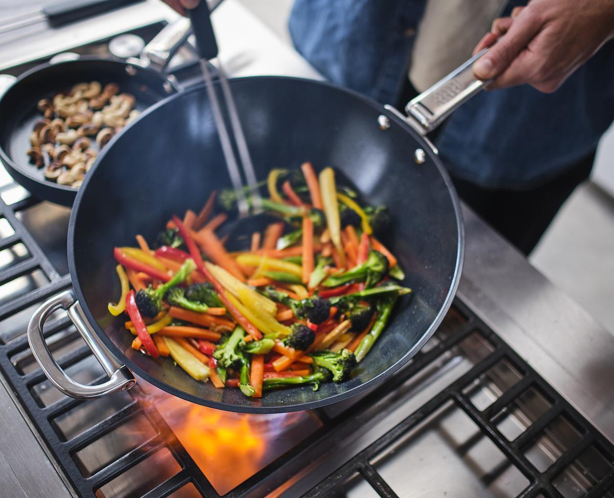 Joseph Joseph Space wok s nepriľnavým keramickým povrchom 32 cm, modrá, 45048