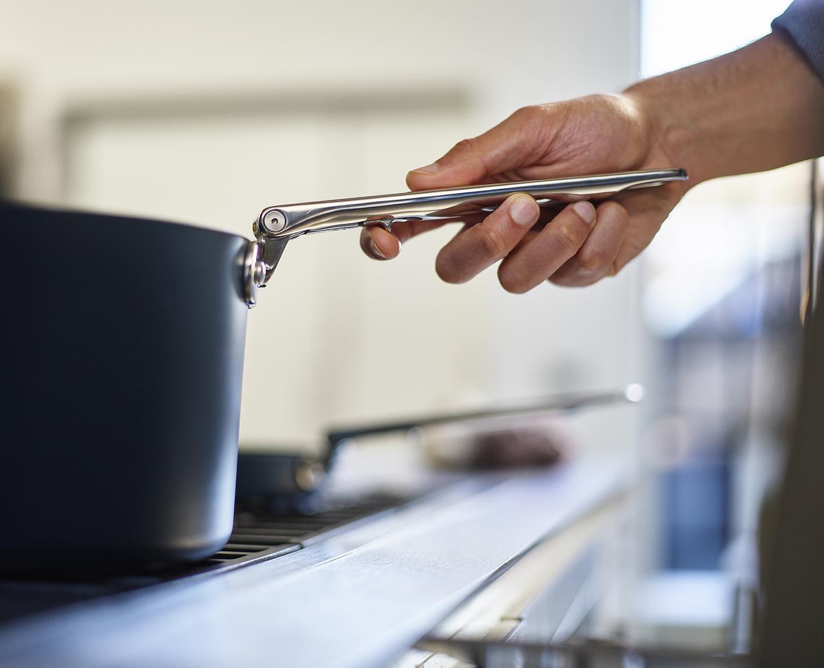 Panvica Joseph Joseph Space s nepriľnavým keramickým povrchom a pokrievkou 15 cm/1,3 l, modrá, 45037