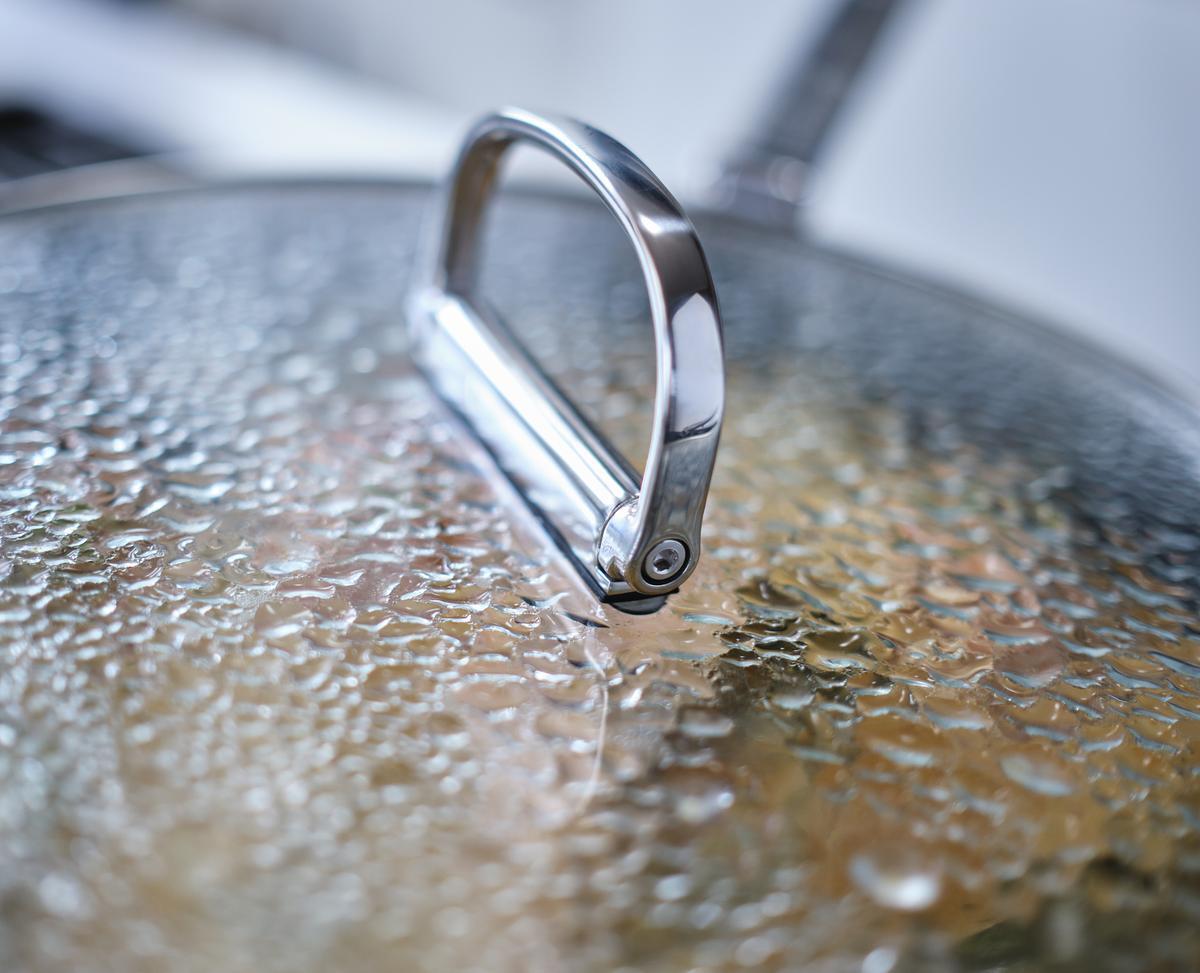 Panvica Joseph Joseph Space s nepriľnavým keramickým povrchom a pokrievkou 19 cm/2,8 l, modrá, 45038