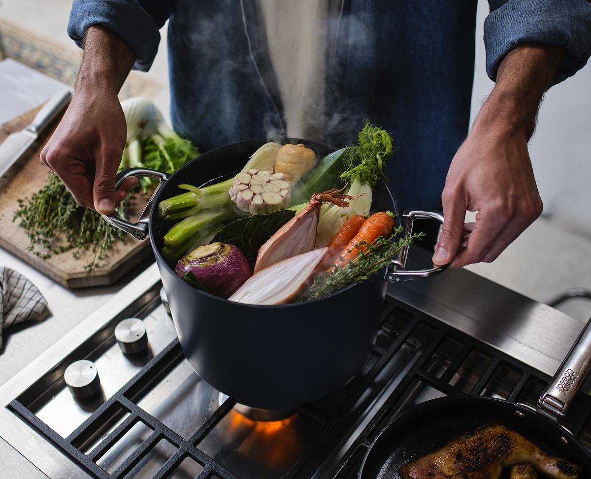 Joseph Joseph Space hrniec s nepriľnavým keramickým povrchom a pokrievkou 25 cm/8,1 l, modrý, 45045