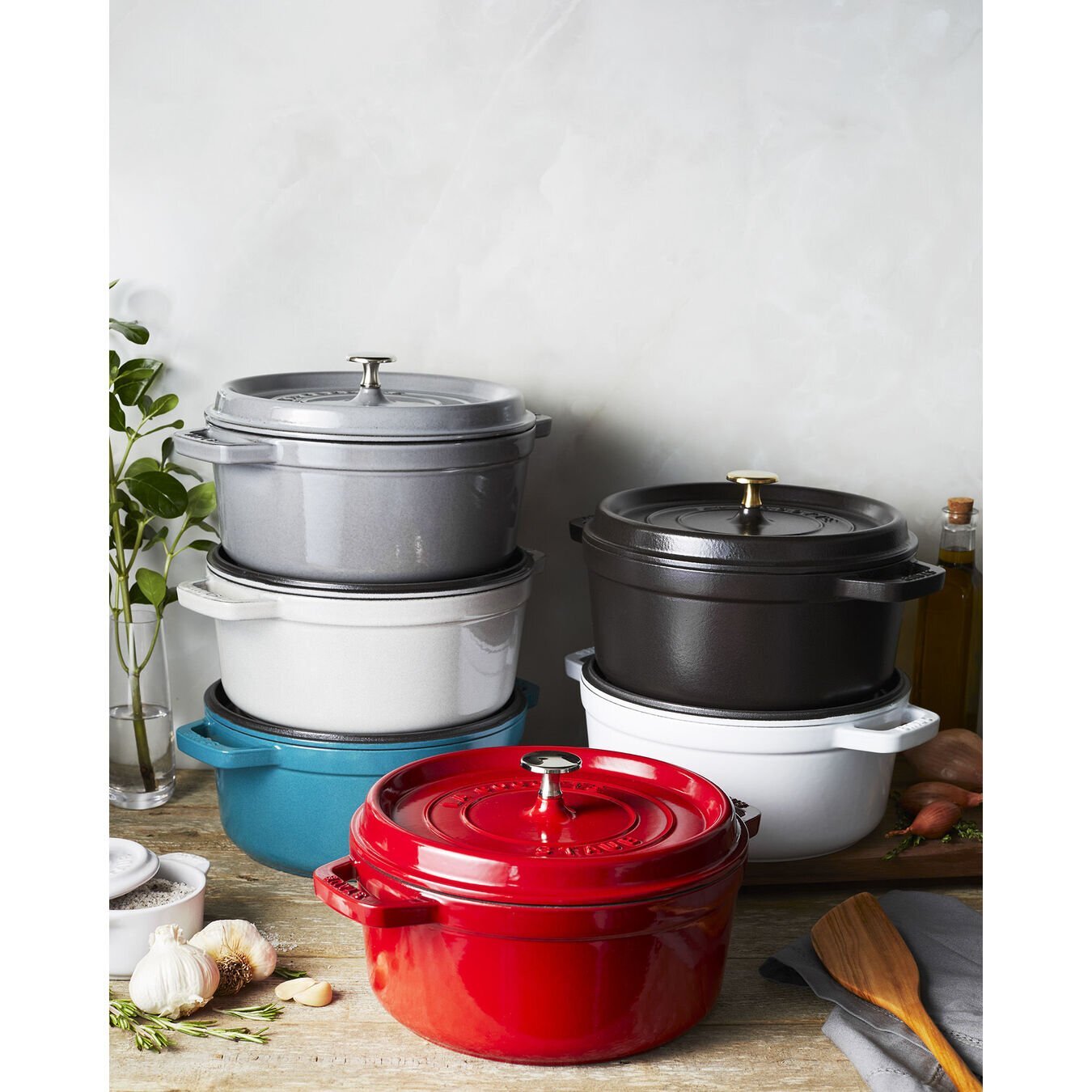 Staub Cocotte hrnec kulatý 24 cm/3,8 l višňová, 1102406