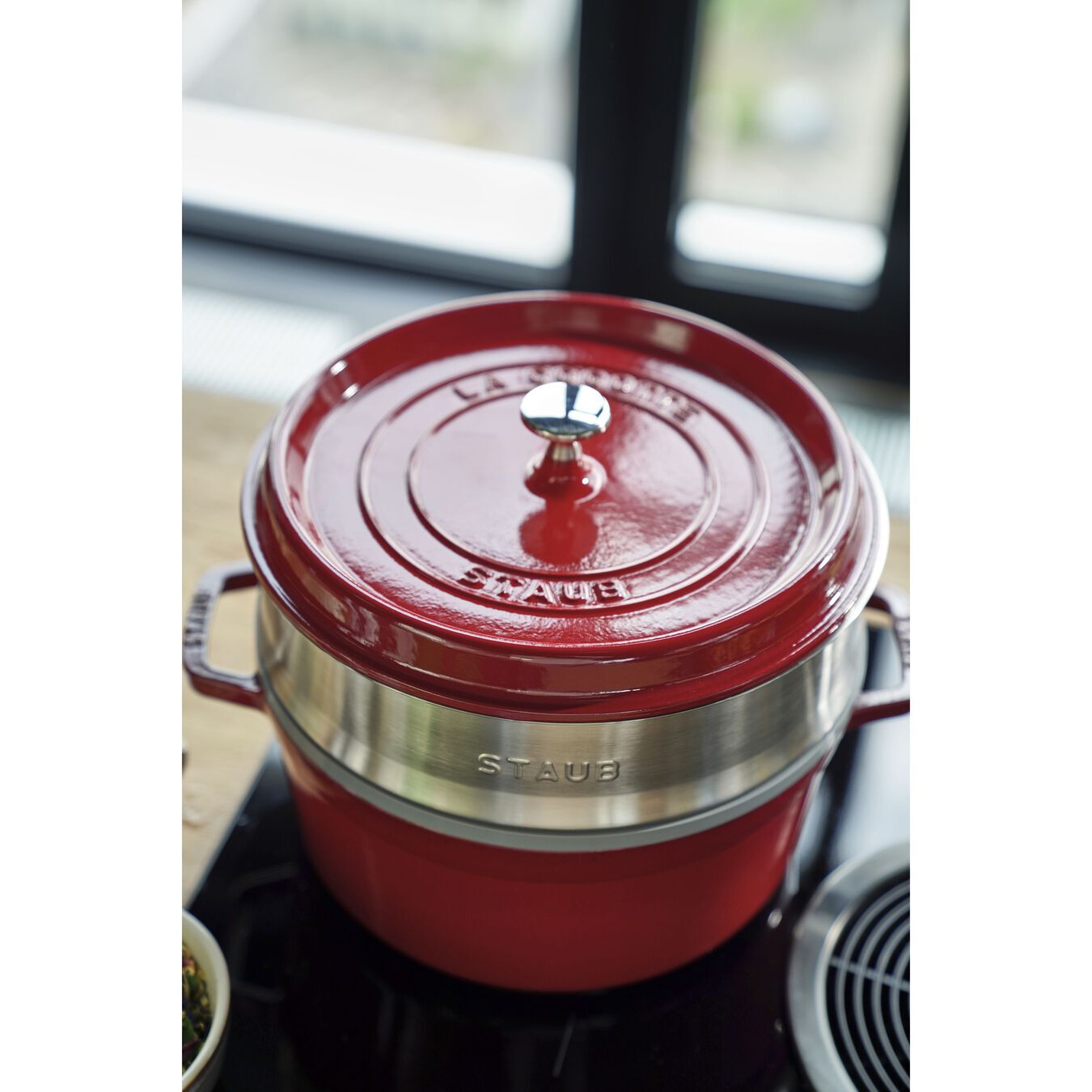 Staub Cocotte okrúhly hrniec s parnou vložkou, 26 cm/5,2 l čerešňa, 1133806