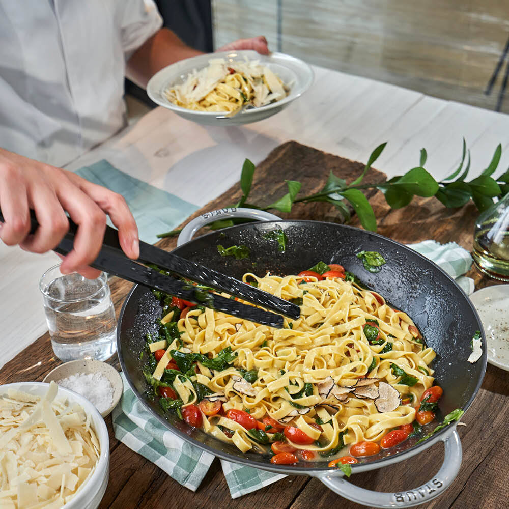 Staub Wok so sklenenou pokrievkou 37 cm, grafitovo sivá, 1313918