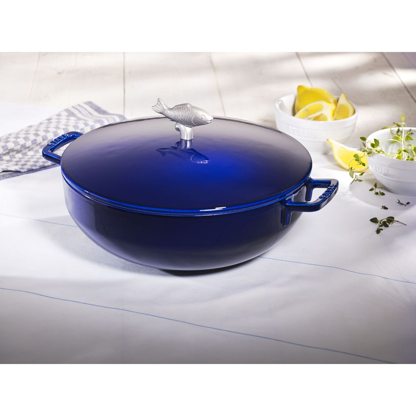 Staub Cocotte hrnec kulatý s úchytem ryby 28 cm/4,65 l tmavě modrý, 1112991