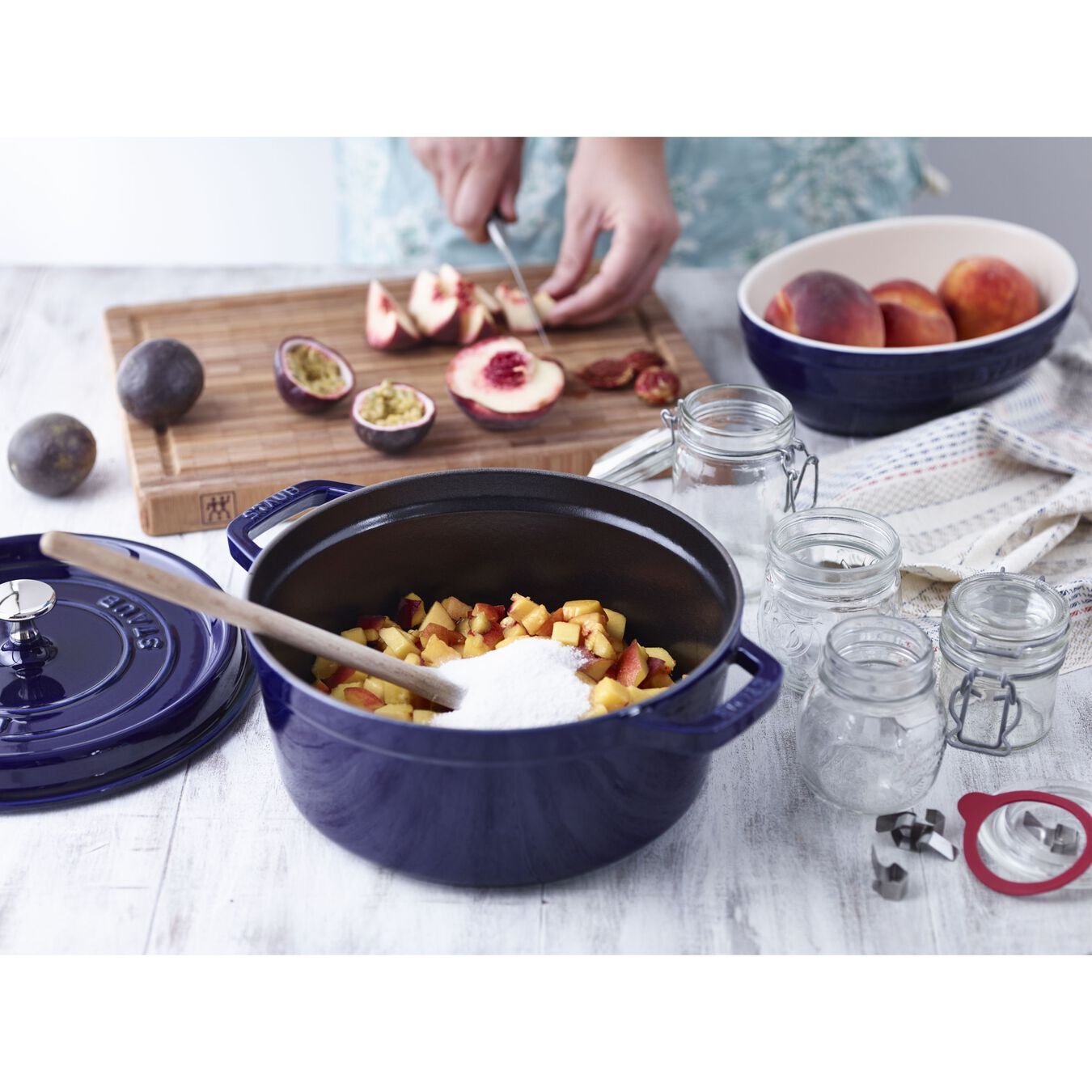 Staub Cocotte hrniec okrúhly 20 cm/2,2 l tmavomodrý, 1102091