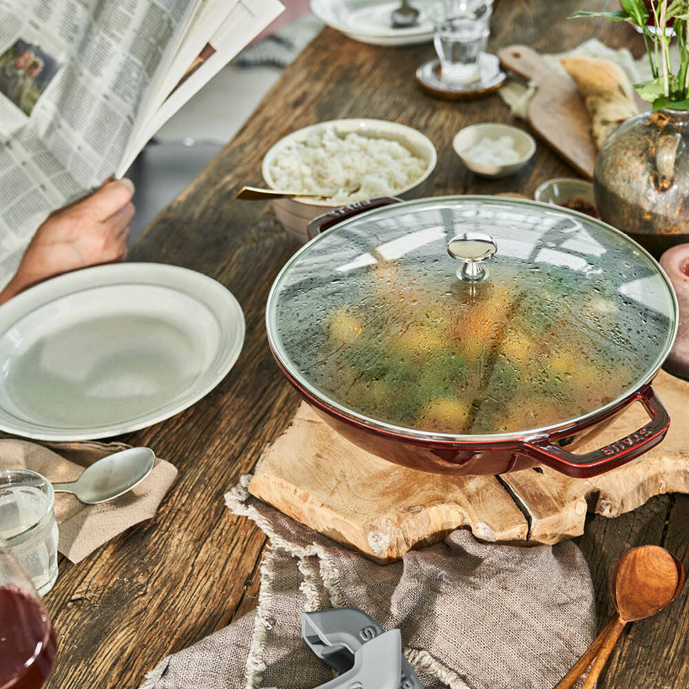 Staub wok so sklenenou pokrievkou 30 cm/4,4 l grenadína, 40511-466