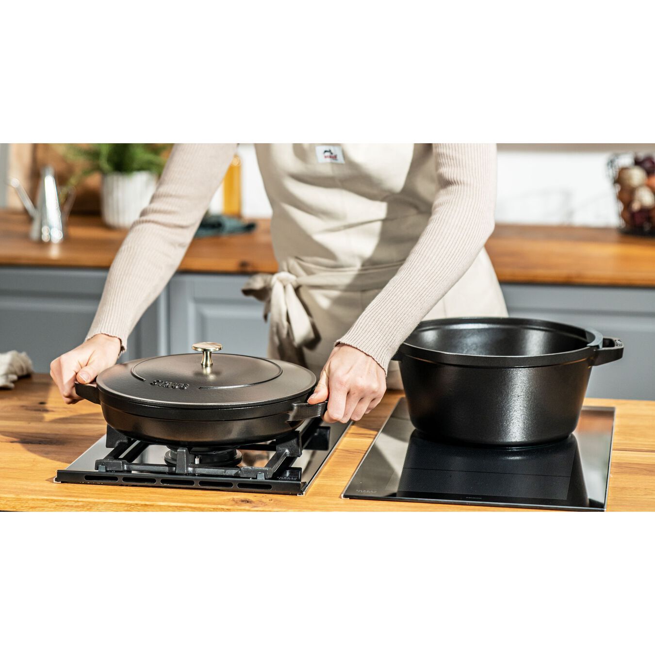 Staub Cocotte 2 dílná sada litinového hrnce a pánve 24 cm, černá, 14562423