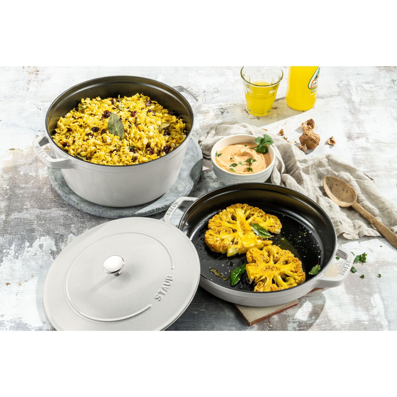 Staub Cocotte 2 dílná sada litinového hrnce a pánve 24 cm, bílá lanýžová, 145624107