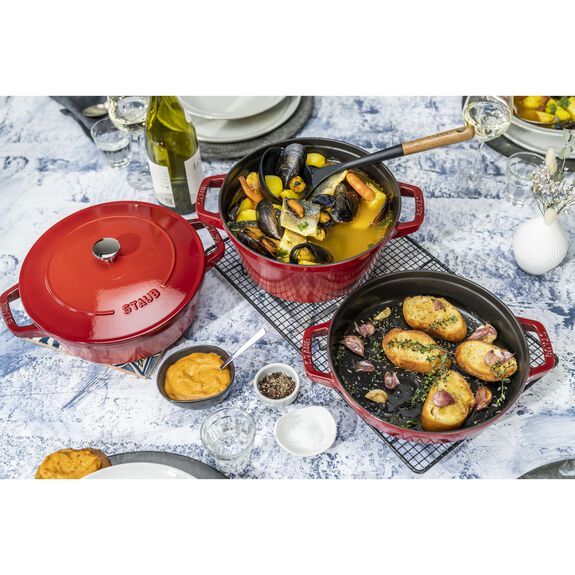Staub Cocotte 3 dílná sada litinového hrnce, pánve a pekáče 24 cm, višňová, 40508-387