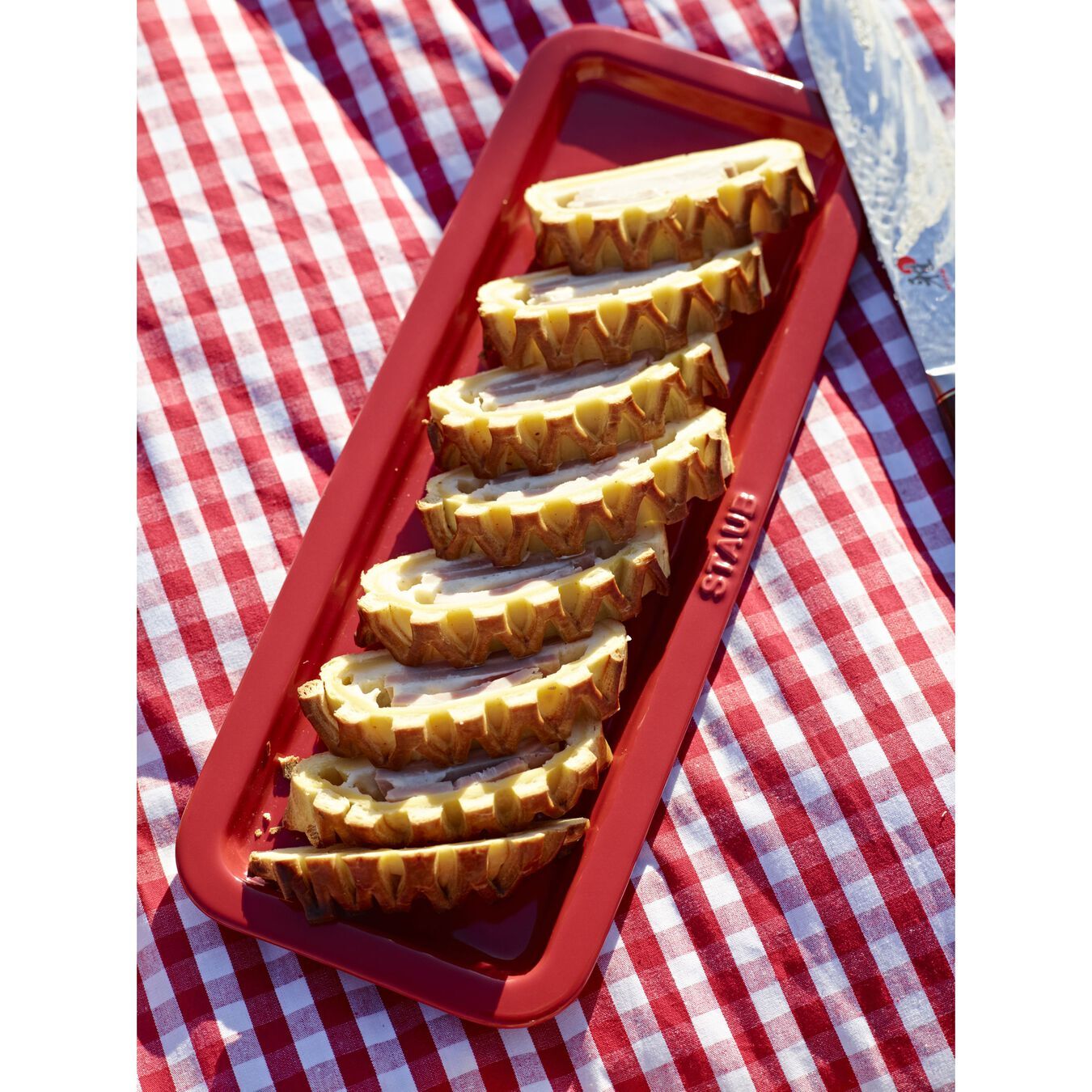 Keramický servírovací tanier Staub 36 x 14 cm, čerešňa, 40509-025