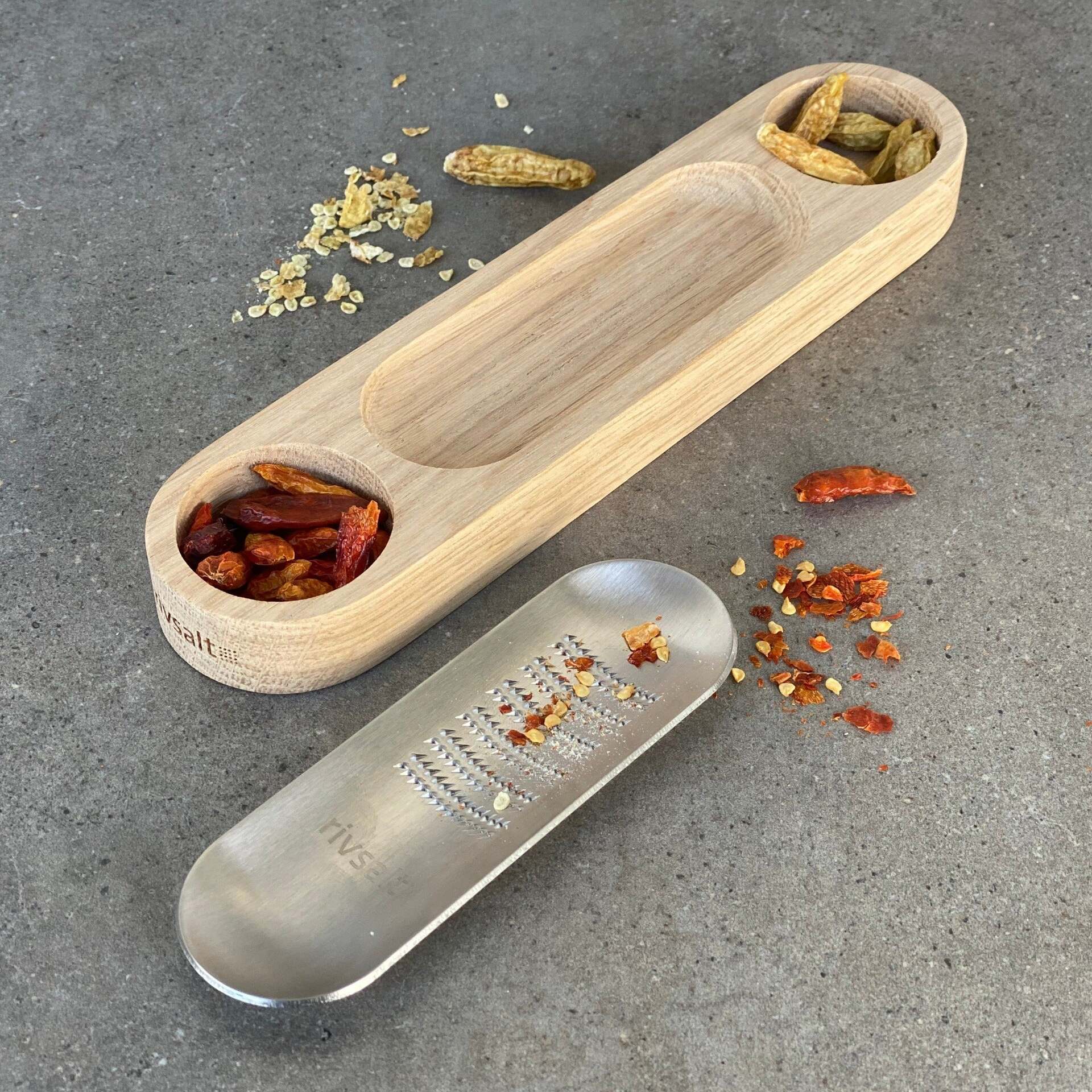 Darčeková súprava Rivsalt Chilli so strúhadlom, dreveným stojanom a sušenými bio chilli papričkami, RIV024