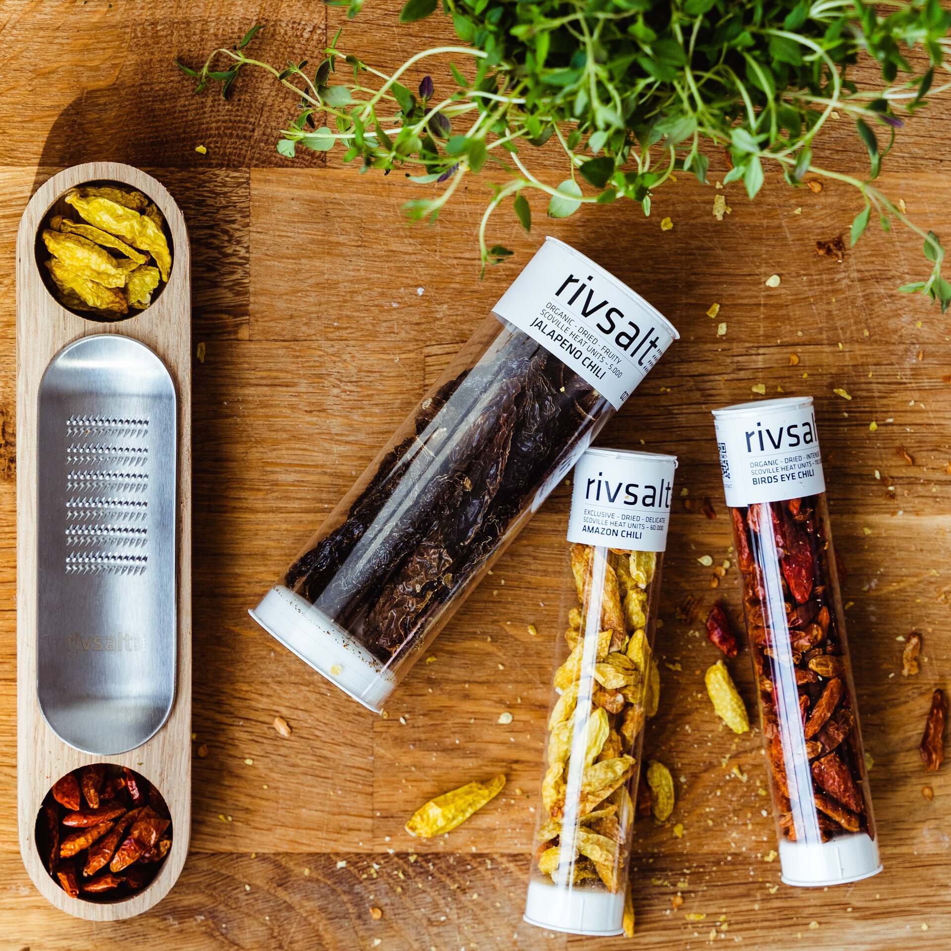 Darčeková súprava Rivsalt Chilli so strúhadlom, dreveným stojanom a sušenými bio chilli papričkami, RIV024