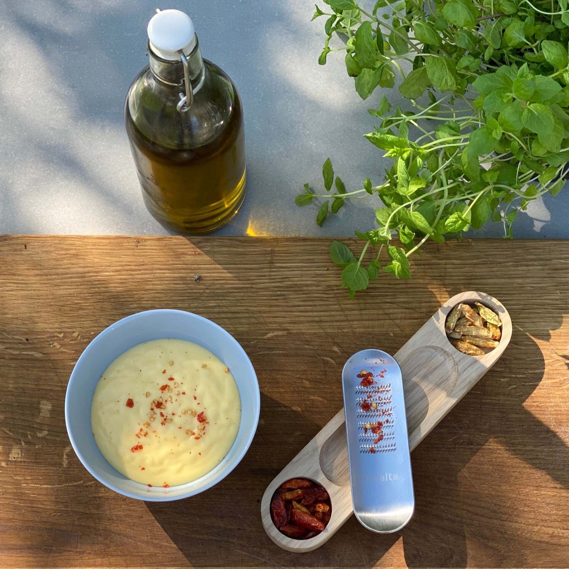 Darčeková súprava Rivsalt Chilli so strúhadlom, dreveným stojanom a sušenými bio chilli papričkami, RIV024
