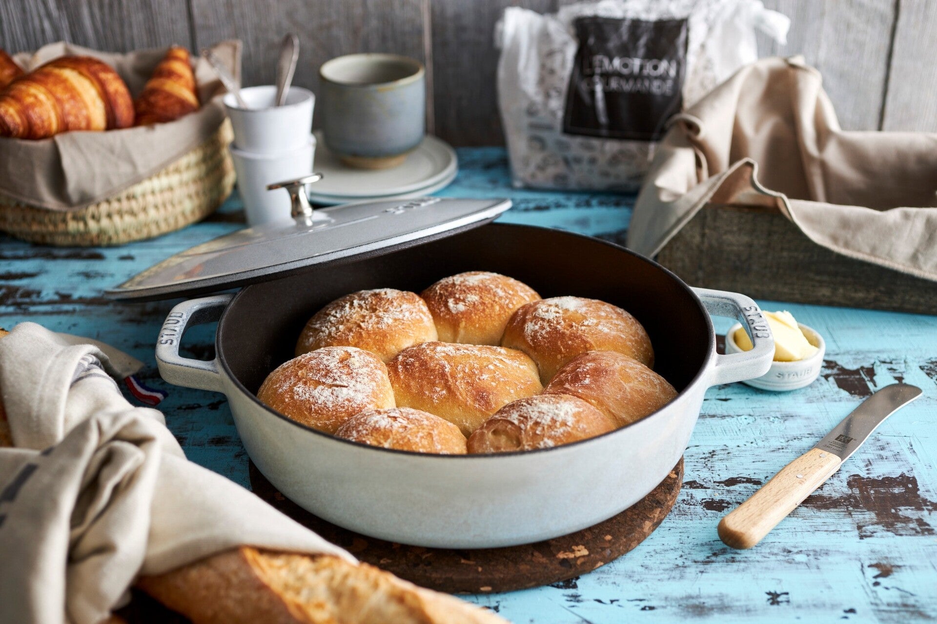 Staub Chistera kastrol s poklicí 28 cm/3,7 l bílá lanýžová, 126128107