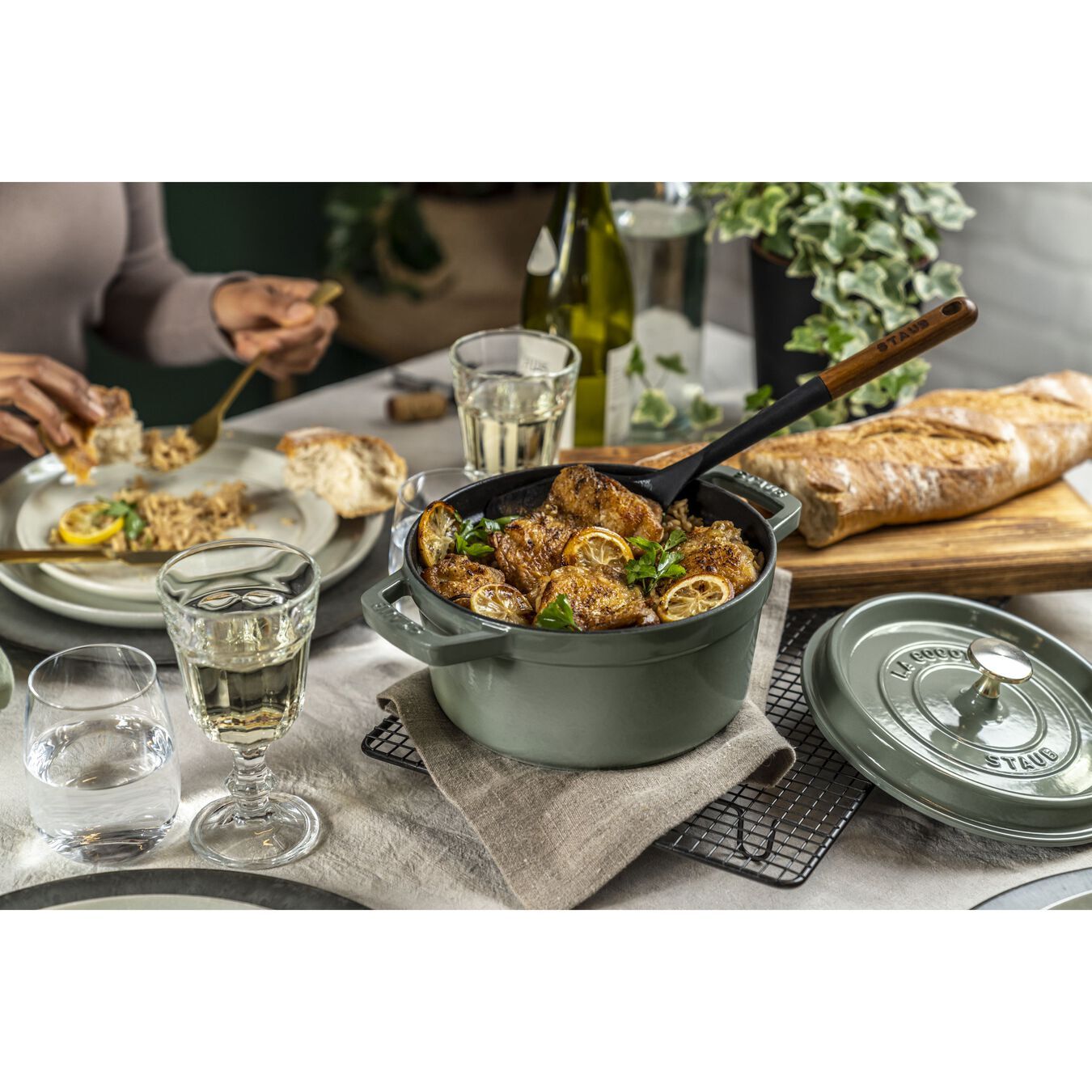 Staub Cocotte hrnec kulatý 20 cm/2,2 l eukalyptová, 11020121