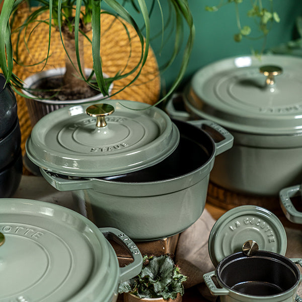 Staub Cocotte hrnec kulatý 20 cm/2,2 l eukalyptová, 11020121