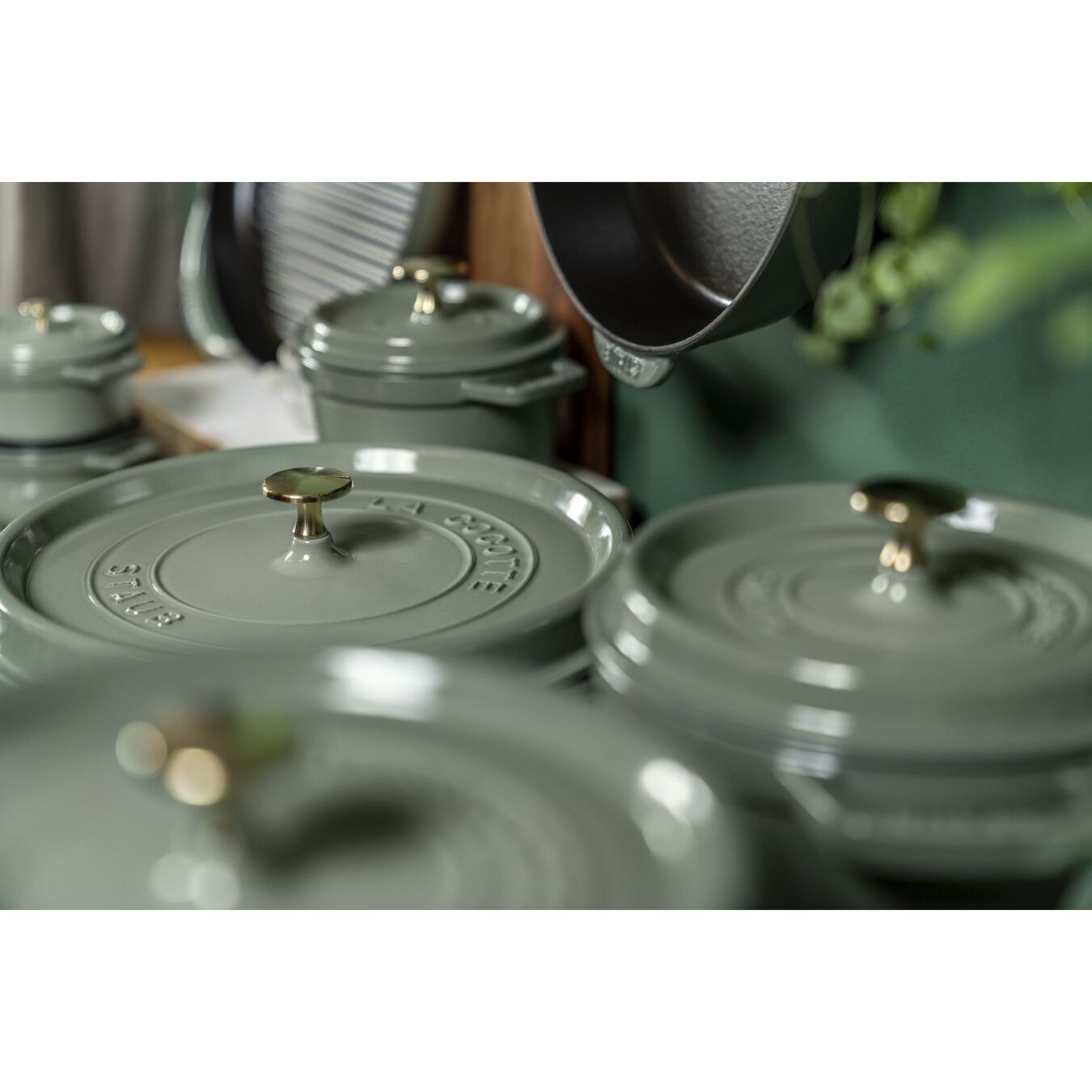 Staub Cocotte hrniec okrúhly 22 cm/2,6 l eukalyptus, 11022121