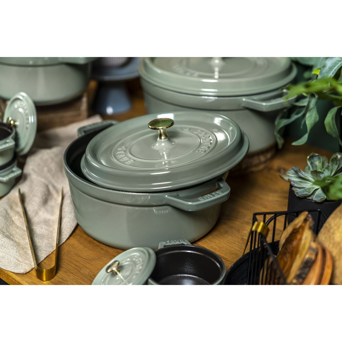 Staub Cocotte hrniec okrúhly 24 cm/3,8 l eukalyptus, 11024121