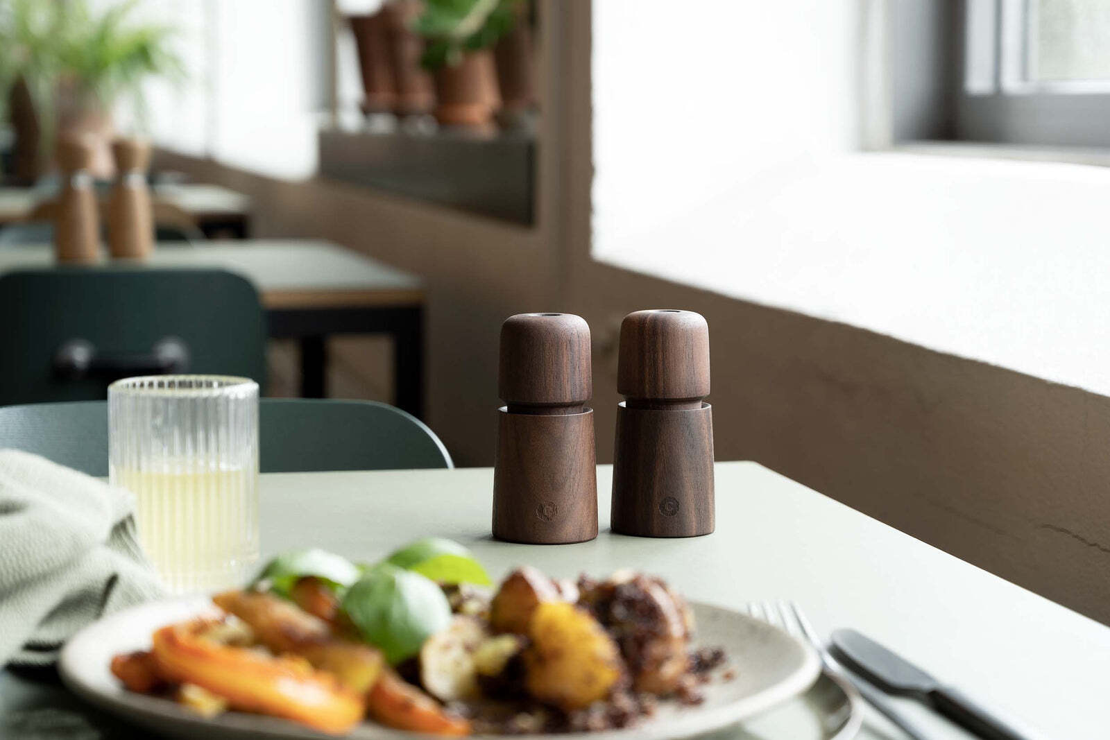 CrushGrind Stockholm dřevěný mlýnek na koření 11 cm, 070270-2031