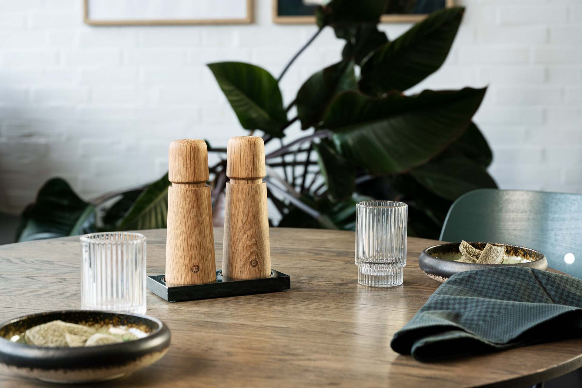 CrushGrind Stockholm drevený mlynček na korenie 17 cm, 070280-2002