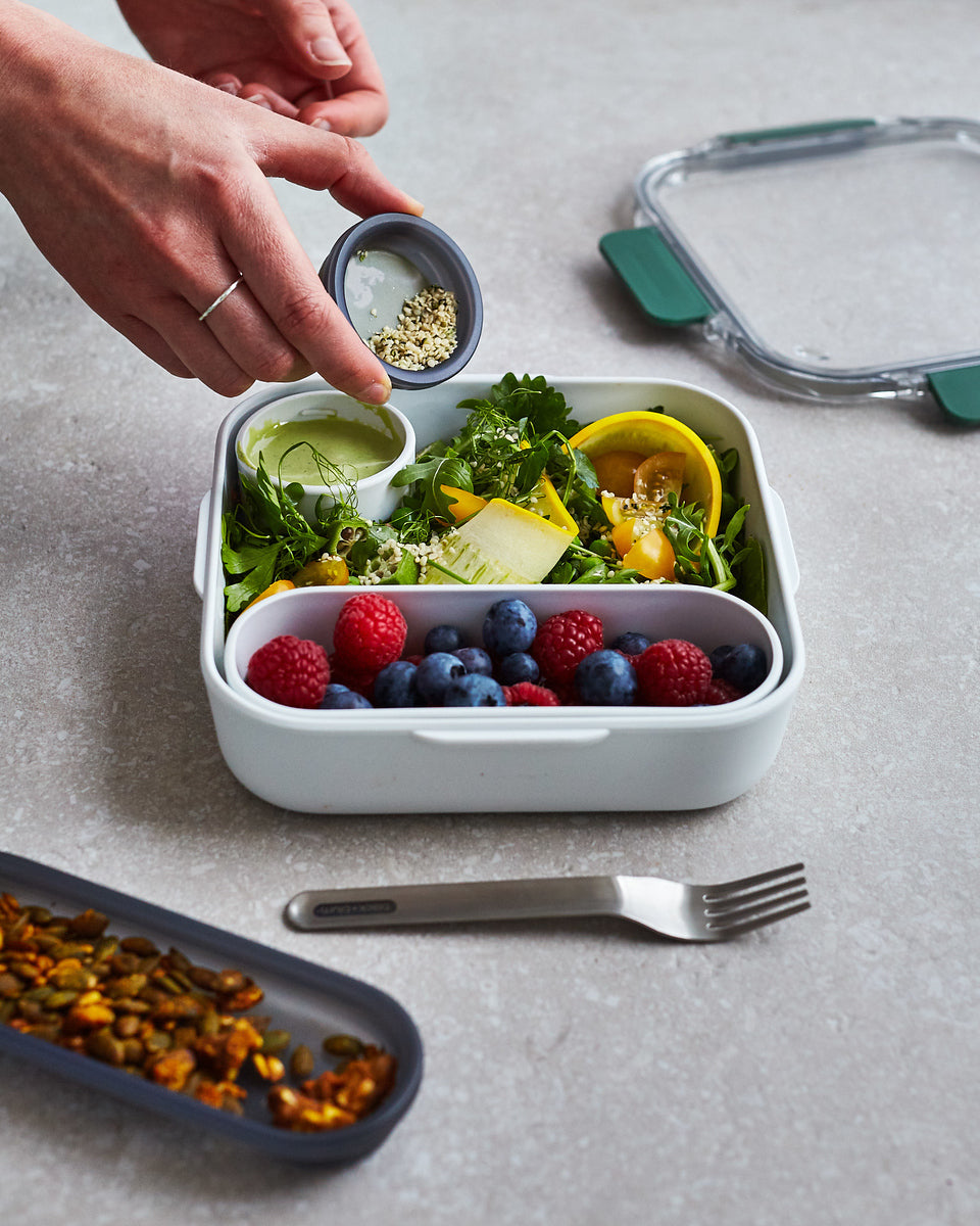 Black+Blum Originálny box na občerstvenie s vidličkou 1 l, olivový, BAO-BA010