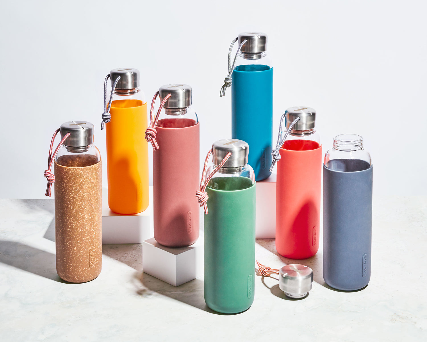 Sklenená fľaša na vodu Black+Blum 600 ml, bordová, GR-WB-M004